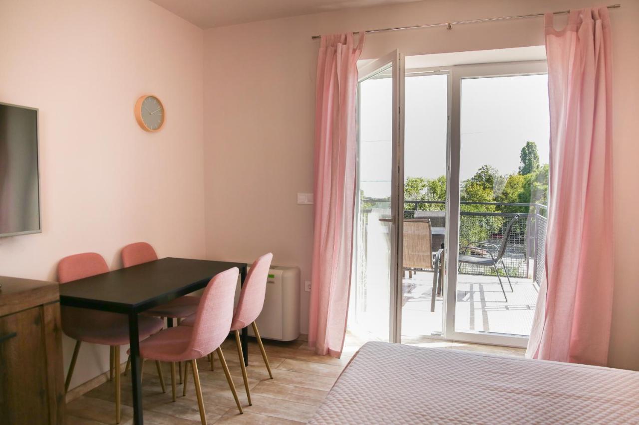 לינה וארוחת בוקר באלאטונפורד Balkon Apartmanhaz Panzio מראה חיצוני תמונה